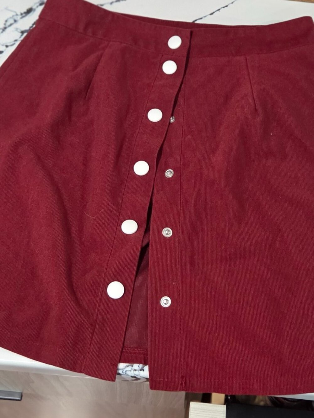 Mini skirt, marroon, with buttons and snaps